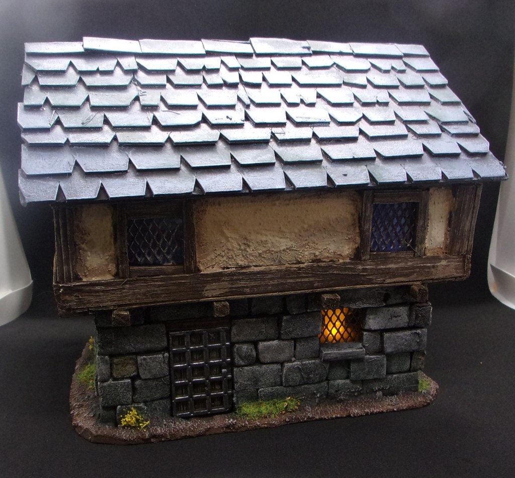 Grande maison médiévale à étage.